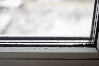 Sisli arka planda şeffaf yoğunlaşma, damlayan su...