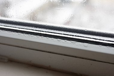 Sisli arka planda şeffaf yoğunlaşma, damlayan su...