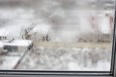 Şeffaf bir camda yüksek nem oranı var.
