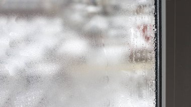 Sisli arka planda şeffaf yoğunlaşma, damlayan su...