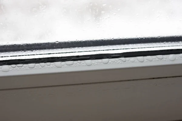 Şeffaf yoğunlaşma sisli, plastik pencere, vav damlaları — Stok fotoğraf
