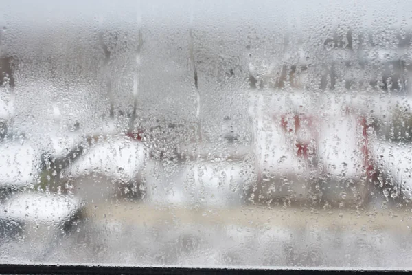 Condensa trasparente sullo sfondo nebbioso, gocciolamento d'acqua o — Foto Stock