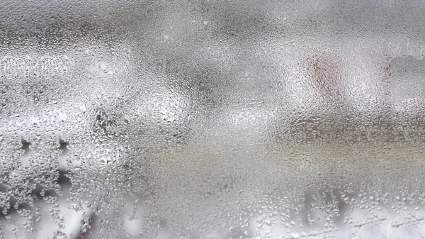 Hohe Luftfeuchtigkeit in Form von Kondenswasser auf transparentem Glas — Stockfoto