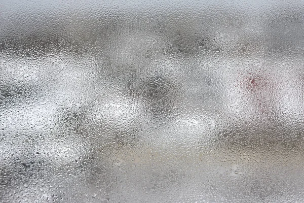 Transparante condensaat op de mistige achtergrond, druppelend water o — Stockfoto