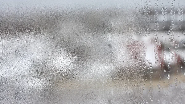 Alta umidade na forma de condensação em um vidro transparente — Fotografia de Stock