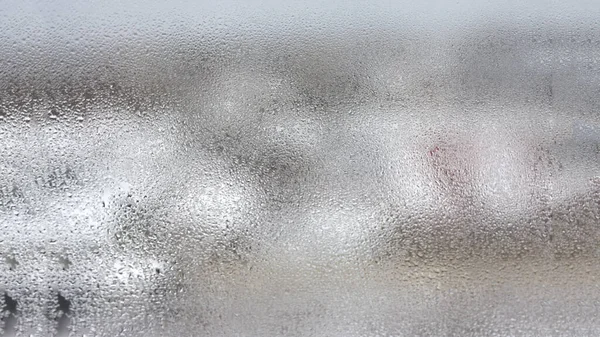 Przezroczysty kondensat w mglistym tle, kapanie wody o — Zdjęcie stockowe