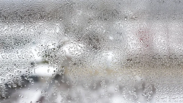 Hohe Luftfeuchtigkeit in Form von Kondenswasser auf transparentem Glas — Stockfoto