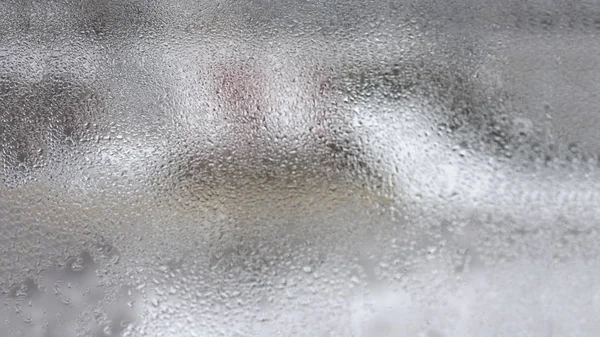 Condensa trasparente sullo sfondo nebbioso, gocciolamento d'acqua o — Foto Stock