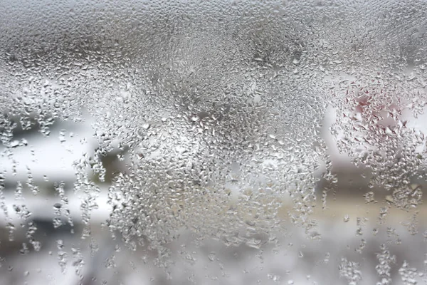 Condensa trasparente sullo sfondo nebbioso, gocciolamento d'acqua o — Foto Stock