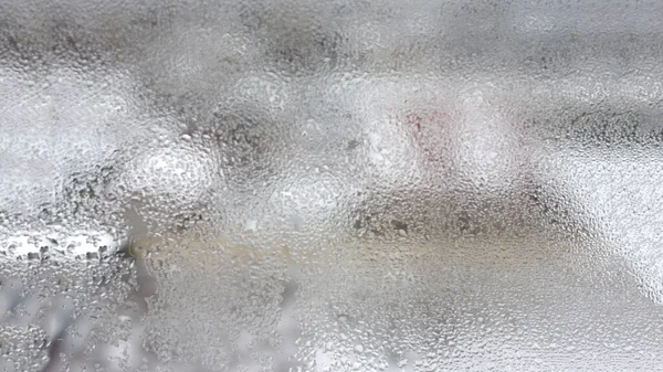 Condensado transparente no fundo nevoeiro, gotejamento de água o — Fotografia de Stock