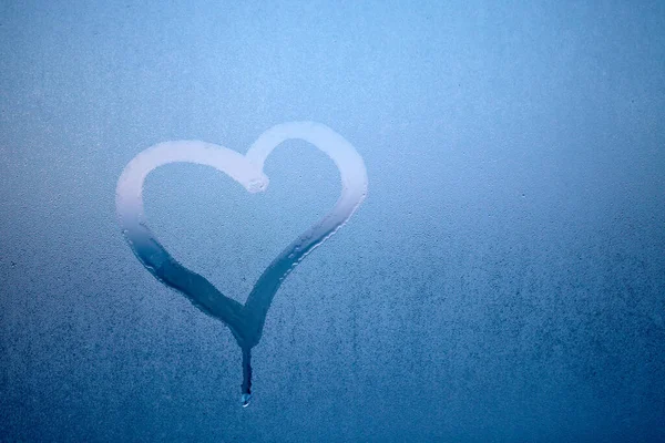 Corazón dibujado a mano sobre vidrio con gotas de vapor condensado con gota —  Fotos de Stock