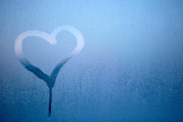 Corazón dibujado a mano sobre vidrio con gotas de vapor condensado con gota —  Fotos de Stock