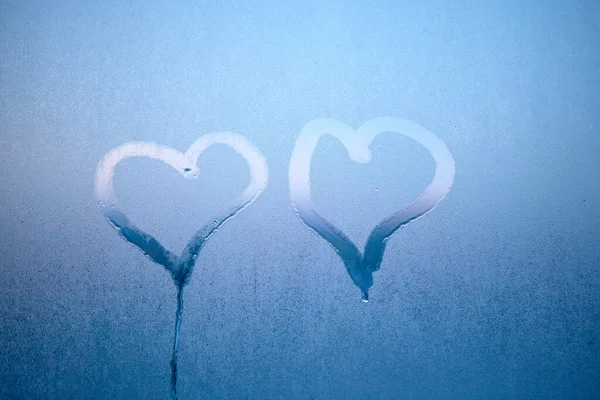 Corazón dibujado a mano sobre vidrio con gotas de vapor condensado con gota —  Fotos de Stock