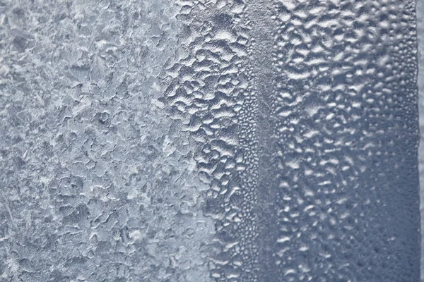 Texture des gouttes congelées de vapeur condensée gouttes d'eau sur la tr — Photo