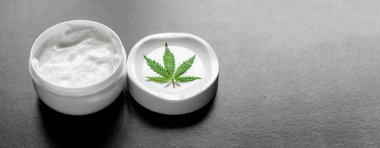Kenevir Cbd doğal ürünü, doğal kenevirden kozmetik kremi, Cbd içerikli nemlendirici losyon. Kenevir kremi merhemi ile kenevir yaprağı ve fotokopi alanı