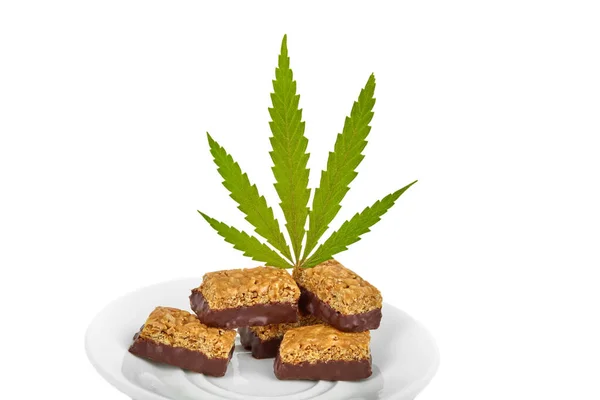 Dulces Caramelos Cannabis Cbd Cannabidiol Junto Hojas Verdes Marihuana Sobre — Foto de Stock