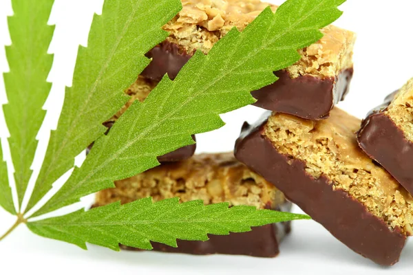 Dulces Caramelos Cannabis Cbd Cannabidiol Junto Hojas Verdes Marihuana Sobre — Foto de Stock