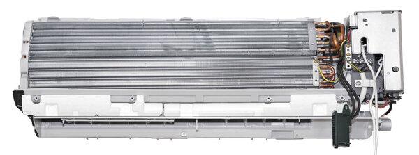 Инвертор кондиционера установлен для экономии энергии в помещении, концепция ремонта и очистки в помещении раздельный кондиционер на стене на белом изолированном фоне
