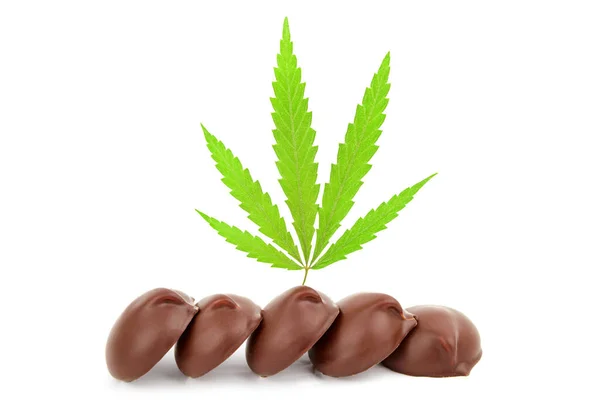 Słodkie Czekoladowe Cukierki Zawierające Cannabis Cbd Cannabidiol Zielonym Liściem Marihuany — Zdjęcie stockowe