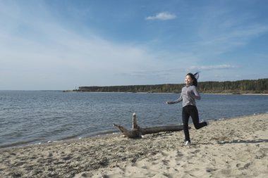 Denizin dibinde çalışan Asyalı kız