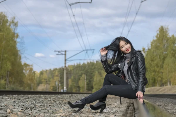 Menina asiática posando em trilhos da ferrovia — Fotografia de Stock