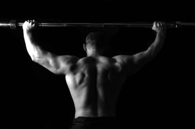 Kas pompalama acımasız atletik adam.