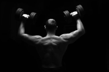 Halter alıştırmalar kılıyor.