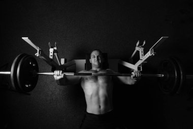 Kas pompalama acımasız atletik adam.