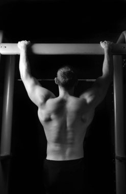 Kas pompalama acımasız atletik adam.