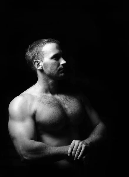 Porträt eines muskulösen Mannes im Stehen. lizenzfreie Stockfotos