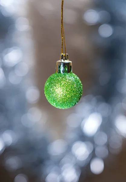 Bola de vidro de Natal verde brilhante . — Fotografia de Stock