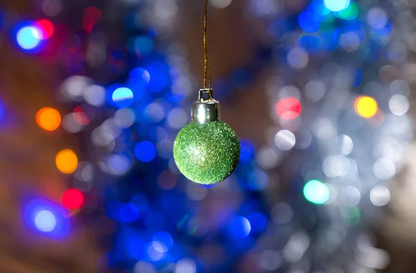 Bola de vidro de Natal verde brilhante . — Fotografia de Stock