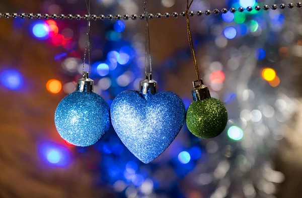 Χριστουγεννιάτικες μπάλες γυάλινες παιχνιδιών και καρδιά — Φωτογραφία Αρχείου
