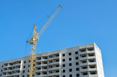 Mavi gökyüzü arka plan üzerinde inşaat vinçleri