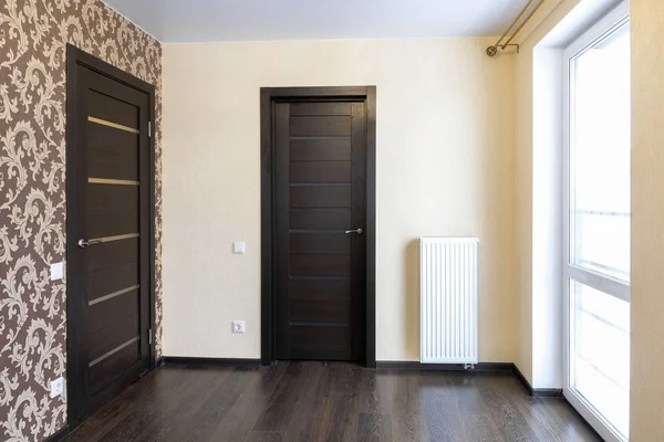 Новая квартира, пустая комната, входная дверь — стоковое фото