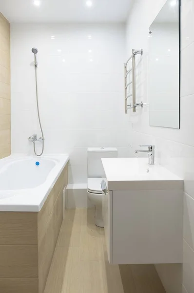 Banheiro em uma nova casa de apartamento — Fotografia de Stock