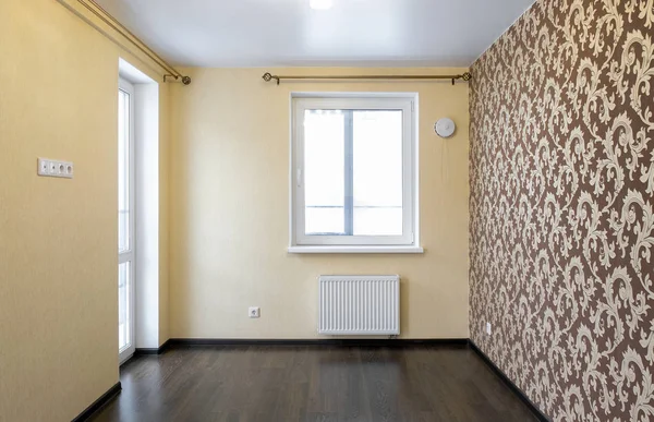 Frisch renoviertes Zimmer mit Eichenholzboden Stockbild