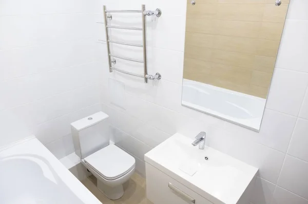 Salle de bain dans une nouvelle maison appartement Images De Stock Libres De Droits