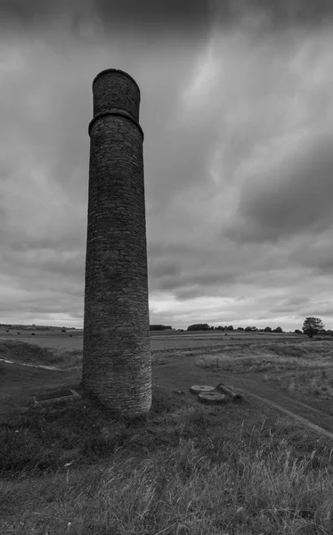Chimney at Magpie Mine, in the Peak District in Black and White — Stock Photo, Image