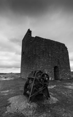 Terkedilmiş yapı ve makine Magpie benim siyah beyaz