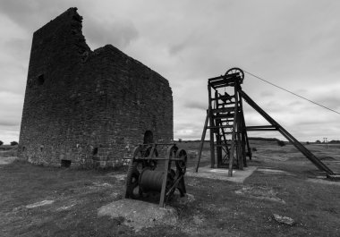 Siyah ve beyaz madende Magpie, terkedilmiş makineleri