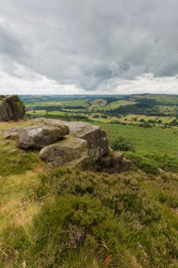 Baslow kenarında kırsal görünümü