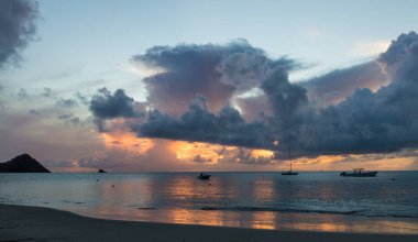 Tekneler ve günbatımı Saint Lucia