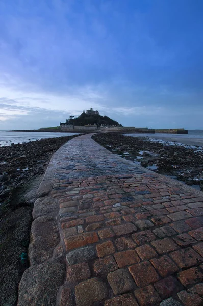 St Michael's Mount için önde gelen causeway — Stok fotoğraf