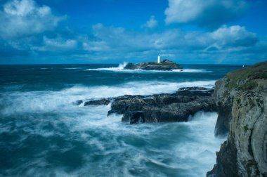 Deniz feneri rüzgarlı bir günde Cornwall