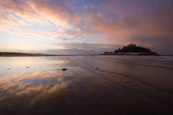 St michael 's Mount bei Sonnenaufgang — Stockfoto