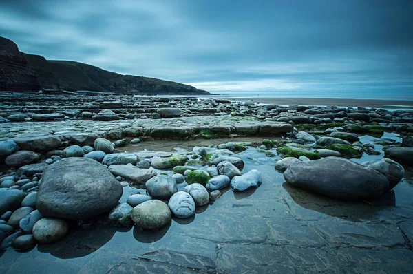 Kavicsokat a parton Dunraven-öbölben — Stock Fotó