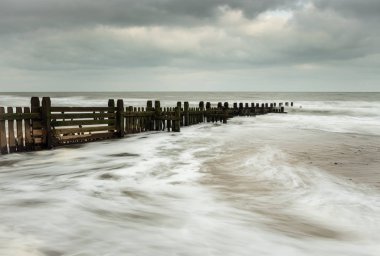 Happisburg 'da Norfolk sahilinde Groynes.