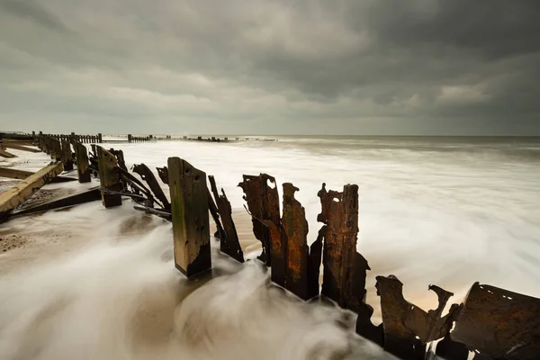 Le difese del mare sulla costa del Norfolk — Foto Stock