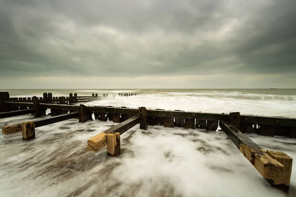 Ξύλινα Groynes στην παραλία στο Happisburg — Φωτογραφία Αρχείου